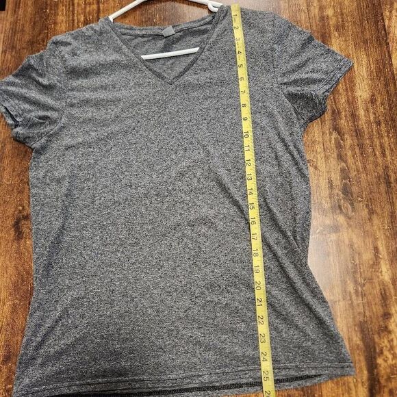 H&M gray v-neck t-shirt  - Picture 6 of 6